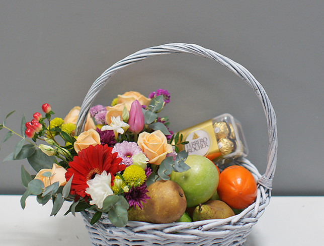 Basket with fruits and 200g Ferrero Rocher chocolates (made to order, 24 hours) photo